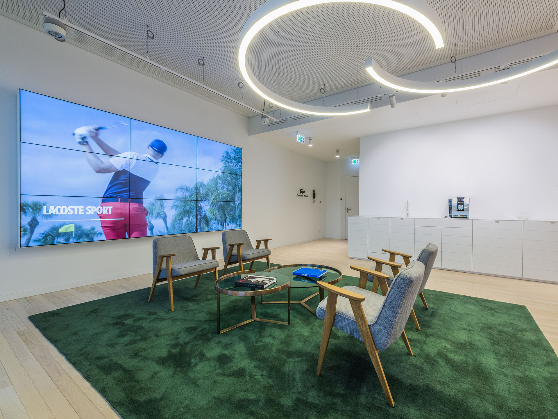 View on an additional seating area inside the Lacoste offices at Schwabinger Tor